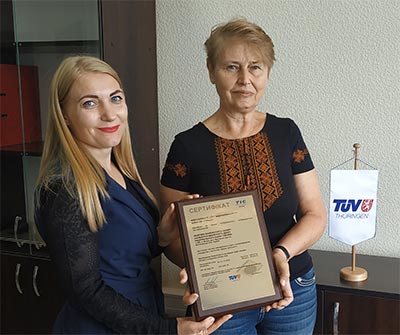 Вручение сертификата соответствия ISO 45001:2018 А.В. Слаблюк, заведующей сектором управления качеством, стандартизации и метрологии Фабрики банкнотных бумаг Банкнотно-монетного двора Национального банка Украины