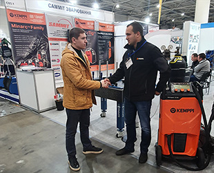 На фото: Заместитель директора по промышленному сервису ООО «ТЮФ Тюринген Украина» Дмитрий Полянский (слева) и сотрудник ООО «САММИТ» – представительства компании KEMPPI OY в Украине (оборудование для сварки)